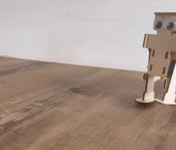RoboPromeneur : Le robot qui marche à fond les boulons -